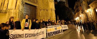 Familiares y víctimas del accidente de metro se han concentrado en la plaza de la Virgen de Valencia para exigir respuestas por la tragedia.