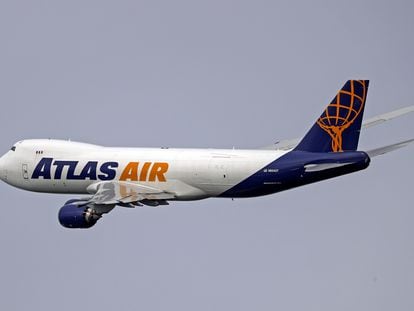 Un avión de Atlas Air despegando del aeropuerto de Barcelona, en octubre de 2022.