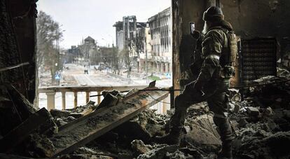 Un soldado ruso realiza unas fotos en el interior del teatro de Mariupol, este miércoles.