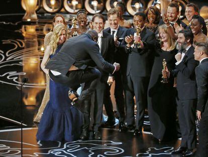 Steve McQueen, director y productor de '12 años de esclavitud', salta de alegría tras hacerse con el Oscar a la mejor película.