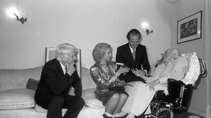 Los reyes Juan Carlos y Sofía y el entonces ministro de Cultura, Jorge Semprún, visitan a María Zambrano en su domicilio, tras el acto de entrega del Premio Cervantes a la escritora en 1988.