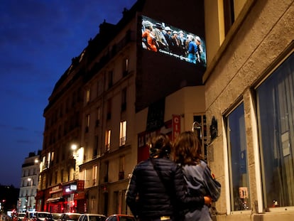 El cine La Clef es el único que sigue proyectando películas en París, en un muro exterior