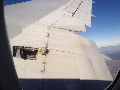 Un agujero en el ala derecha del avión en una imagen tomada por una pasajera a bordo.
