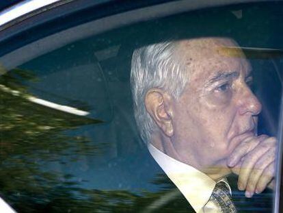 Carlos D&iacute;var abandona en coche la sede del CGPJ despu&eacute;s de dimitir.