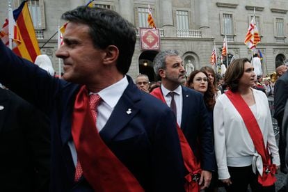 Manuel Valls, amb Jaume Collboni i Ada Colau, dissabte a Barcelona.