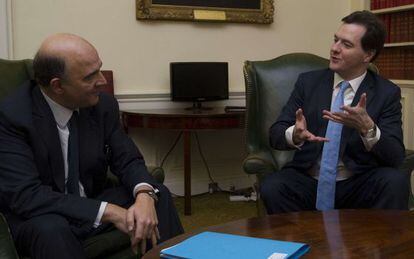 Pierre Moscovici, a la izquierda, junto con George Osborne, en Londres