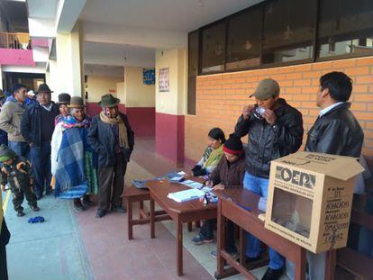 Cola para votar este domingo en Achacachi, Bolivia.