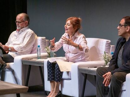 Los escritores Carlos Franz, Mayra Montero y Alberto Chimal, en la bienal. 