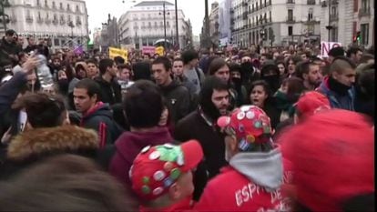 Con sudadera negra y rayas rojas, a la izquierda, Jorge Alcázar. En el centro de la imagen, con barba y semiembozado, Dani "El Loco", en los segundos previos a la agresión contra el Sindicato de Estudiantes en marzo de 2015.