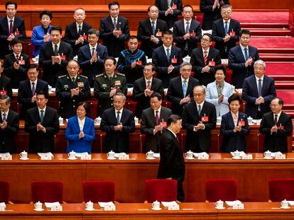 El presidente chino Xi Jinping llega al Gran Salón del Pueblo de Pekín antes de dar comienzo la Asamblea Popular Nacional, celebrada este martes en Pekín.