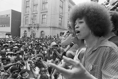 La activista Angela Davis da un discurso en una manifestación en Raleigh, Carolina del Norte, el 4 de julio de 1974.