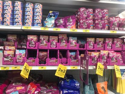 Un estante de alimento para gatos en un supermercado en Ciudad de México.