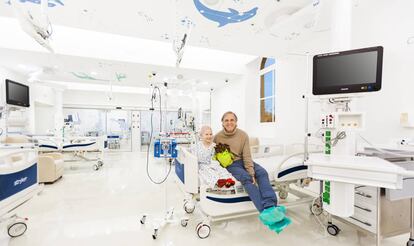 El fundador de la Fundación Aladina, Paco Arango, con un niño de la UCI.