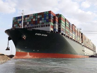 El buque portacontenedores Ever Given, el pasado 23 marzo en el canal de Suez (Egipto).