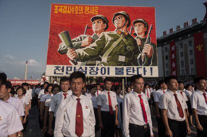 Un poster propagandístico desplegado durante una manifestación en apoyo a la postura antiestadounidense de Corea del Norte en la plaza Kim Il-Sung en Pyongyang, el 9 de agosto de 2017.
