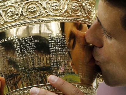 Djokovic besa el trofeo de campe&oacute;n.