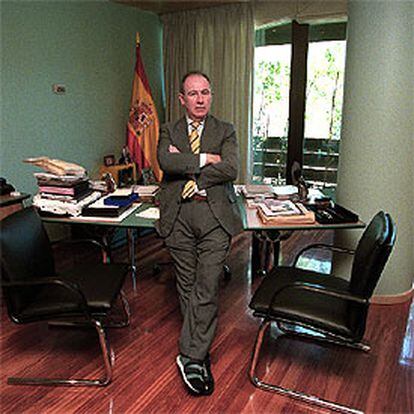 Rodrigo Rato, en su despacho, en un momento de la entrevista.