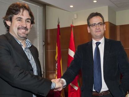 El presidente del PP vasco, Antonio Basagoiti, y Pello Urizar, secretario general de EA, en la sede del PP en Bilbao.