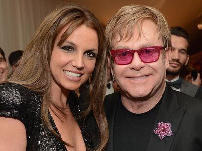 Britney Spears y Elton John, que acaban de grabar juntos la canción 'Hold me closer', en una fiesta en Hollywood, en febrero de 2013.
