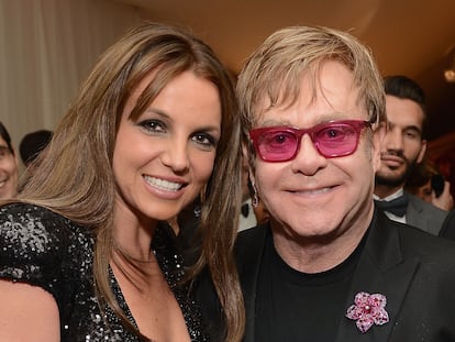 Britney Spears y Elton John, que acaban de grabar juntos la canción 'Hold me closer', en una fiesta en Hollywood, en febrero de 2013.