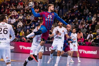 Luka Cindric de Barcelona durante un partido de la Liga de Campeones en balonmano ante el Veszprem en febrero de 2022.