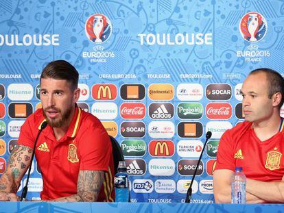 Ramos e Iniesta en rueda de prensa. Foto: Getty / Vídeo: ATLAS