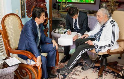 El primer ministro de Jap&oacute;n, Shinzo Abe, reunido con el l&iacute;der cubano Fidel Castro en La Habana, este jueves.