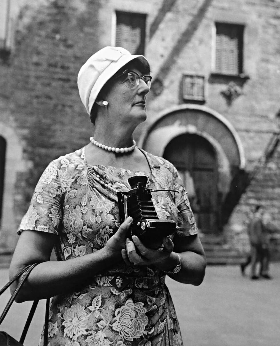 Turista con cámara. Catedral de Barcelona (1963)