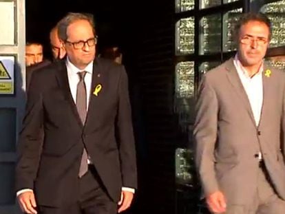 El president Torra (izq.) y el director de servicios penitenciarios de la Generalitat, Amand Calderó, en una visita del President a la prisión de Llenoders.