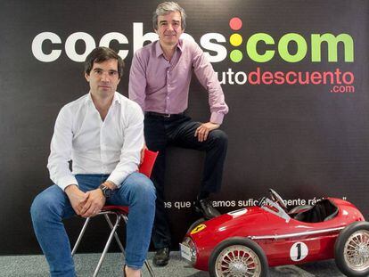 Iñaki Arrola, fundador de Coches.com, junto a Gerardo Cabañas, director general de la web de clasificados, en la sede de la compañía. 