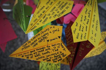 Aviones de papel con mensajes para los pasajeros del vuelo MH370. 