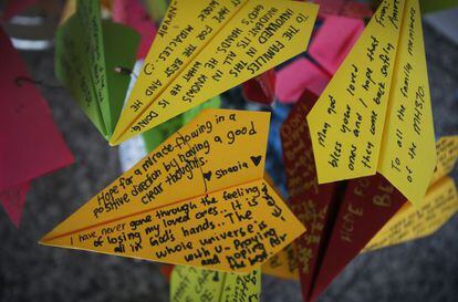 Aviones de papel con mensajes para los pasajeros del vuelo MH370.