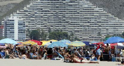 Turistes a la platja de Cullera (València).