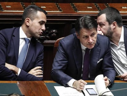 Los dos vicepresidentes del Gobierno de Italia, Luigi Di Maio y Matteo Salvini, dialogan a las espaldas del primer ministro, Giuseppe Conte. 