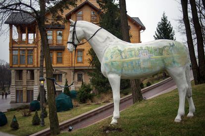 Un caballo decora los jardines cerca de la mansión de Víctor Yanukóvich, 22 de febrero de 2014.