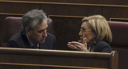 La l&iacute;der de UPyD, Rosa D&iacute;ez, conversa con el diputado socialista, Ram&oacute;n J&aacute;uregui, la semana pasada, en el Congreso.