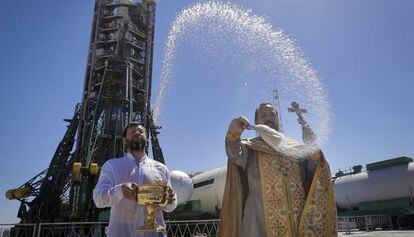Un sacerdote ortodoxo oficia un servicio de bendición frente al cohete Soyuz FG, en el cosmódromo Baikonur, en Kazajistán.