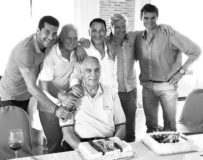 Pablo Lozano, junto a un grupo de toreros, el día de su 87 cumpleaños.