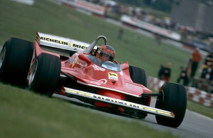 Gilles Villeneuve no corrió tanta suerte como su hijo Jacques, campeón del mundial en 1997. Su muerte en plena sesión de clasificación durante el Gran Premio de Bélgica de 1982 propició, eso sí, que se convirtiese en un mito del automovilismo incluso mayor. Al volante de su Ferrari, el piloto canadiense estuvo cerca de coronarse en 1979, una temporada en la que terminó segundo.