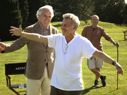 Dustin Hoffman (de blanco), con Billy Connolly, durante el rodaje de 'El cuarteto'.