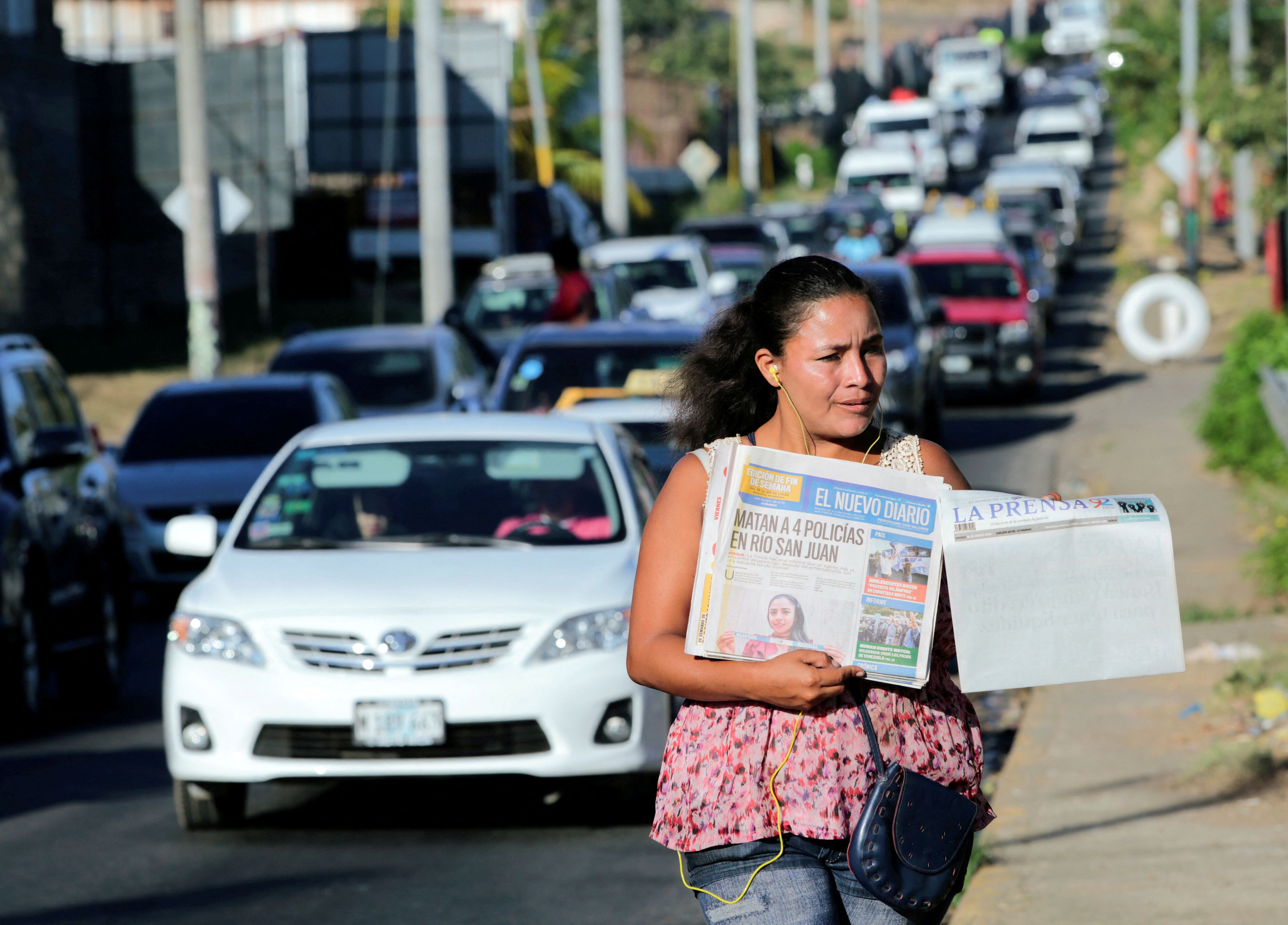 Una mujer vende La Prensa, el principal periódico de Nicaragua, cuya portada está en blanco como símbolo de protesta contra el gobierno de Daniel Ortega. 