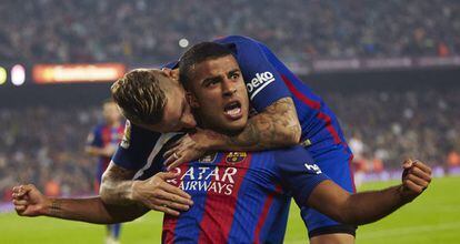 Digne felicita a Rafinha tras su tanto al Granada.