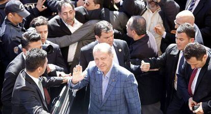Erdogan, rodeado de simpatizantes después de haber votado en Estambul.