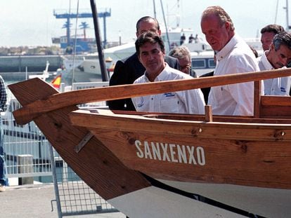 El rey Juan Carlos, junto a su amigo, el regatista Pedro Campos, durante su primera visita al Club Náutico de Sanxenxo, en septiembre de 2000.
