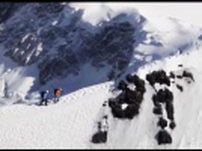Un equipo de alpinistas filma el ascenso al Eiger, un pico suizo conocido por su peligrosa cara norte, con vistas en 360 grados
