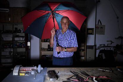 Elias Fernández, de 87 anys, al seu taller de reparació de paraigües a Buenos Aires, Argentina, el 5 d'abril del 2018. Fernández ha estat arreglant aquests objectes des del 1955.