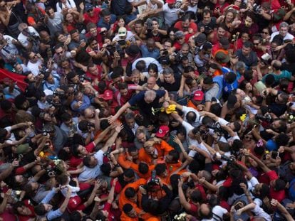 Una multitud rodea a Lula (en el centro, de azul) a su llegada a la sede del sindicato.