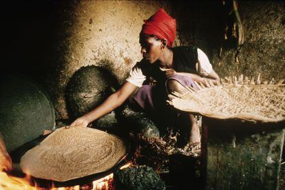 En las tierras altas de Etiopía la alimentación se basa en el teff, un cereal autóctono con el que se elaboran unas tortitas fermentadas (injera, en la imagen) de sabor agrio que, rellenas de wat, un consistente estofado de pollo, huevo y cebolla, arropado con una mezcla de especias que superan la potencia de un curri, conforman el plato nacional de Etiopía: el doro wat.
