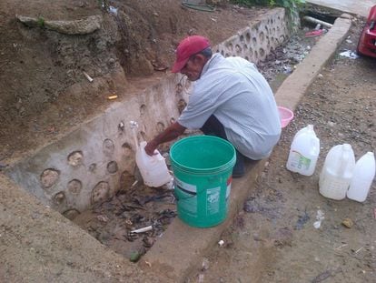 Un habitante de Espaillat, República Dominicana, recolectando agua.