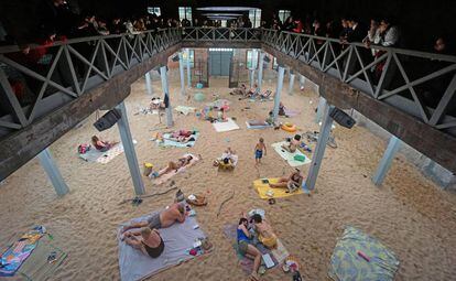 Vista general del pabellón de Lituania en la Bienal de Venecia con la obra 'Sun & Sea (Marina)'.